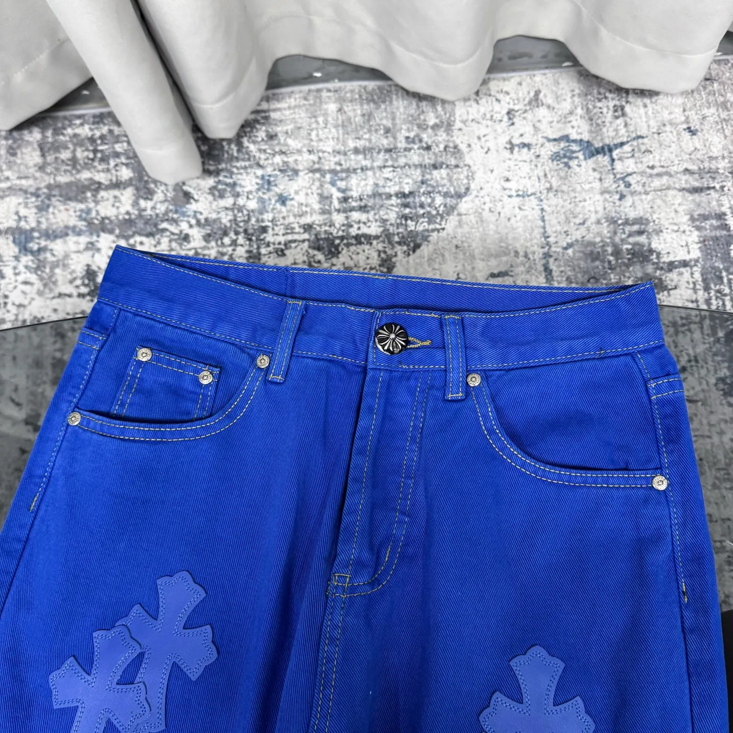 P260 Chrome hearts｜ch Chrome hearts London limited dopamine blue leather jeans, counter price 22W level, patchwork cross pattern embellishment, washed jeans! ! An absolutely high-end luxury product, a 1.9W-level god-level single product, a super popular product, made by top heavy industry, a magic weapon that cannot be missed! [About Zangyin] This is an extremely luxurious fashion brand that can also be called the aristocracy of the high street. It has always been an exclusive brand for some hipsters or rich second generations. Compared with ordinary high streets, it is more luxurious and noble. Compared with luxury brands, it is more fashionable and individual. It has always been a brand that I have a special liking for. [Top heavy industry fashion design] Consistently high-street luxury style. Speaking of this style, the Zangyin family and GU family are definitely the leading representative brands. Especially the Zangyin family has really achieved a state-of-the-art effect in creating high-street style. The unique washed material is used to create this style. The color system is already quite eye-catching. After it is decorated with patchwork cross flowers, it cleverly highlights the charm of the brand. Secondly, this style uses classic The high-waist cutting design highlights the long legs and fashionable temperament of the upper body. The brand is highly recognizable and the slim fit configuration is more suitable for daily wear. It is a product that interprets personality, fashion, and specifications at a glance. This single product is enough to make any fan excited. It can be a white T-shirt for a youthful college style, or a tight suspender for a royal style. It has strong matching ability and can be easily controlled by men.  [Materials and craftsmanship] Needless to say, this point goes without saying. As an excellent craftsman brand, Zangyin’s requirements for details and craftsmanship are really perfect. The washed color of this model has gone through so many processes, not to mention the embellishment of denim appliques. It is also purely hand-made and sewn. Just like what they believe in, only hand-made things have soul and have the meaning of wear. A top-notch heavy-duty fashionable denim item, I look forward to your perfect interpretation! !   Color: Dark blue Size: S-XL (28 30 32 34) Pants length: 101/103/105/107 Waist: 78/82/86/90 Recommended height: 170/175/180/185 Recommended weight: 120/140/160/180